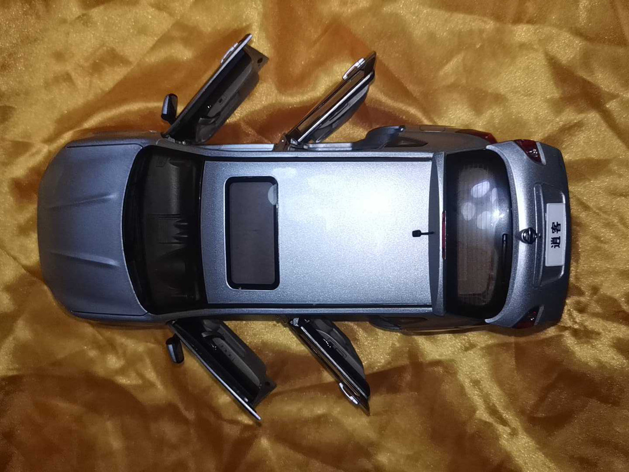 1/18 Dealer Edition Nissan Qashqai (Silver) Diecast Car Model