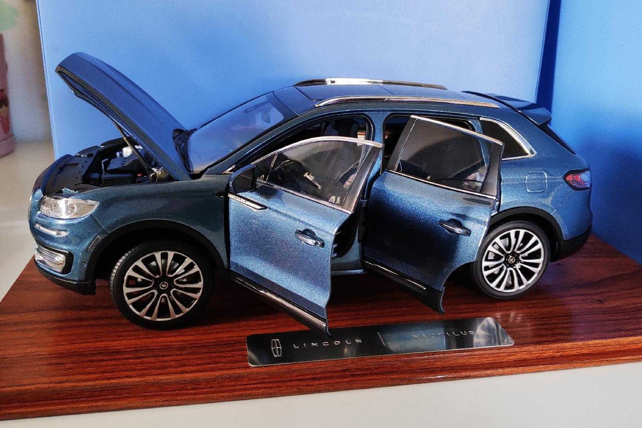 1/18 Dealer Edition Lincoln Nautilus (Blue) Diecast Car Model