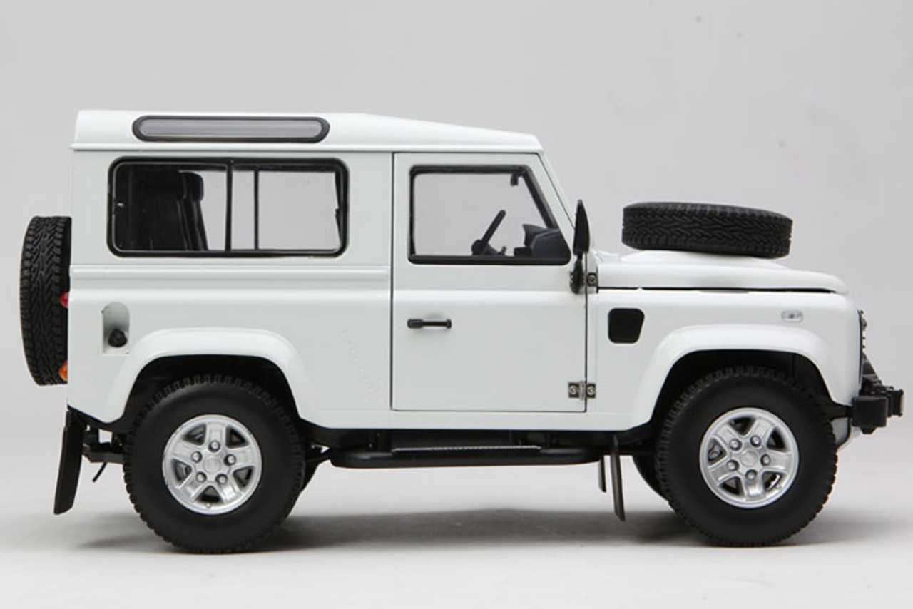 1/18 Kyosho Land Rover Defender 90 SWB (White w/ White
