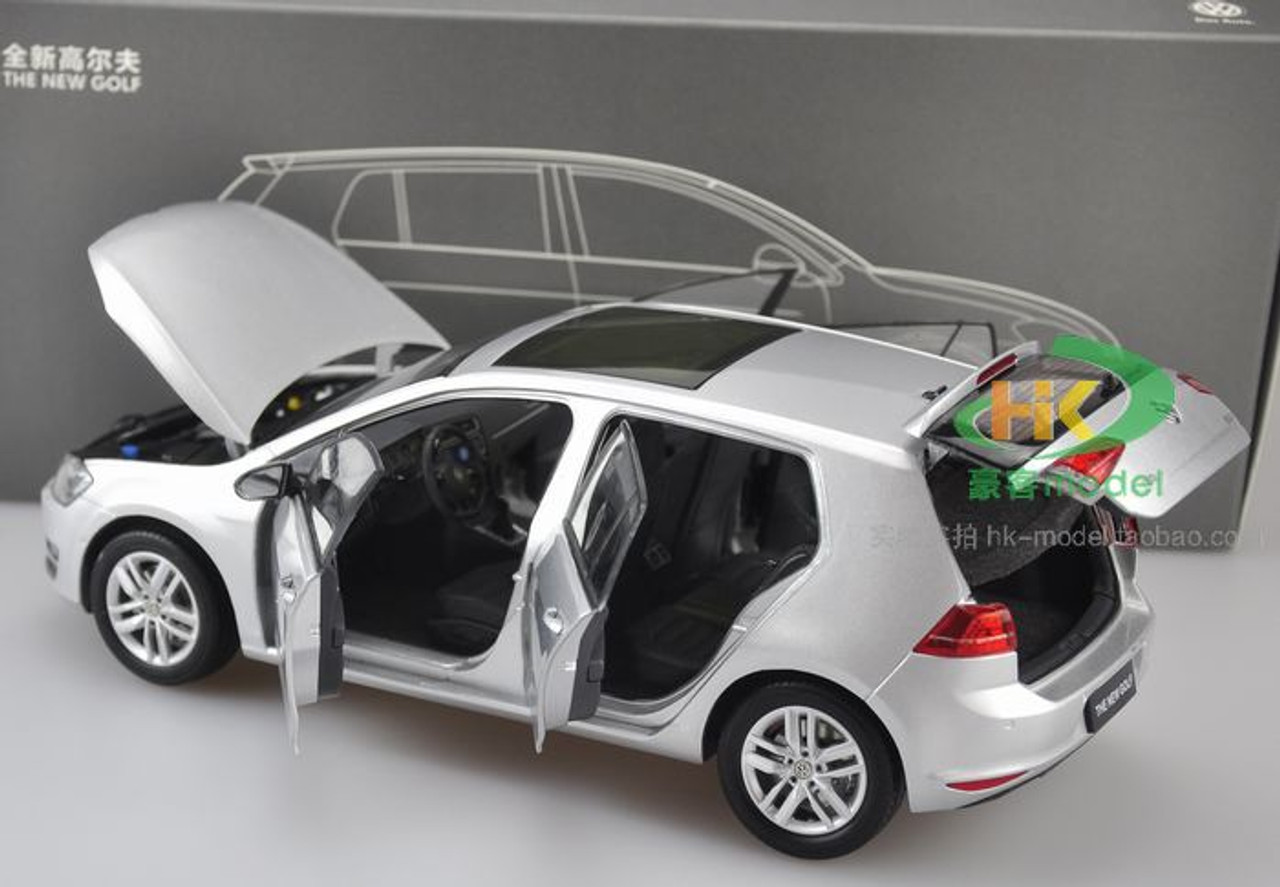 1/18 Dealer Edition Volkswagen Golf VII 7th Generation (Silver) Diecast Car Model