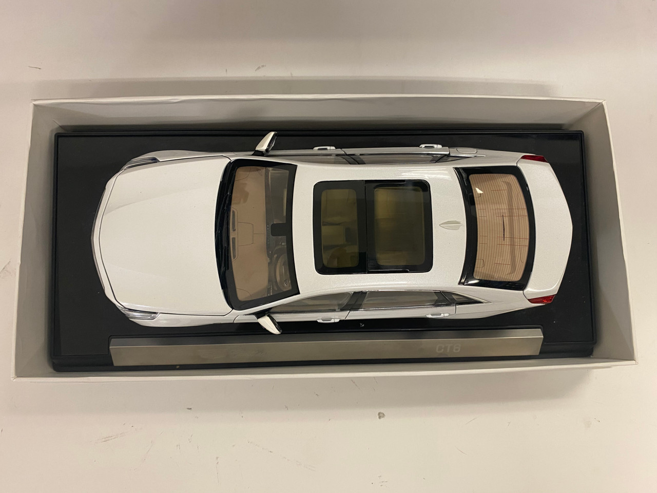 DAMAGED AS-IS 1/18 Dealer Edition 2019 Cadillac CT6 (White) Diecast Car Model