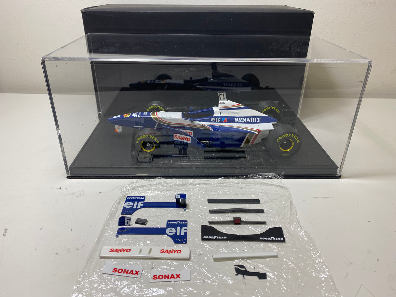 DAMAGED AS-IS 1/18 GP Replicas 1996 Formula 1 Damon Hill