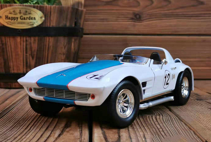1/18 Chevrolet Chevy 1964 Corvette Convertible #12 (White) Diecast