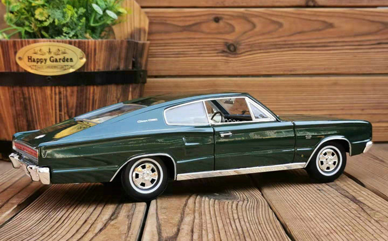 ダッジ 1/18 1966 Dodge Charger (Green) Diecast Car Model