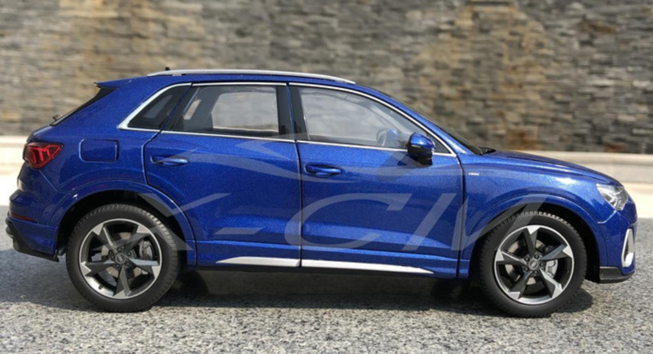 1/18 Dealer Edition 2020 Audi Q3 (Blue) Diecast Car Model