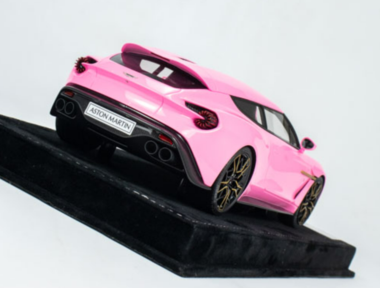 1/18 HH Model Aston Martin Zagato Pink