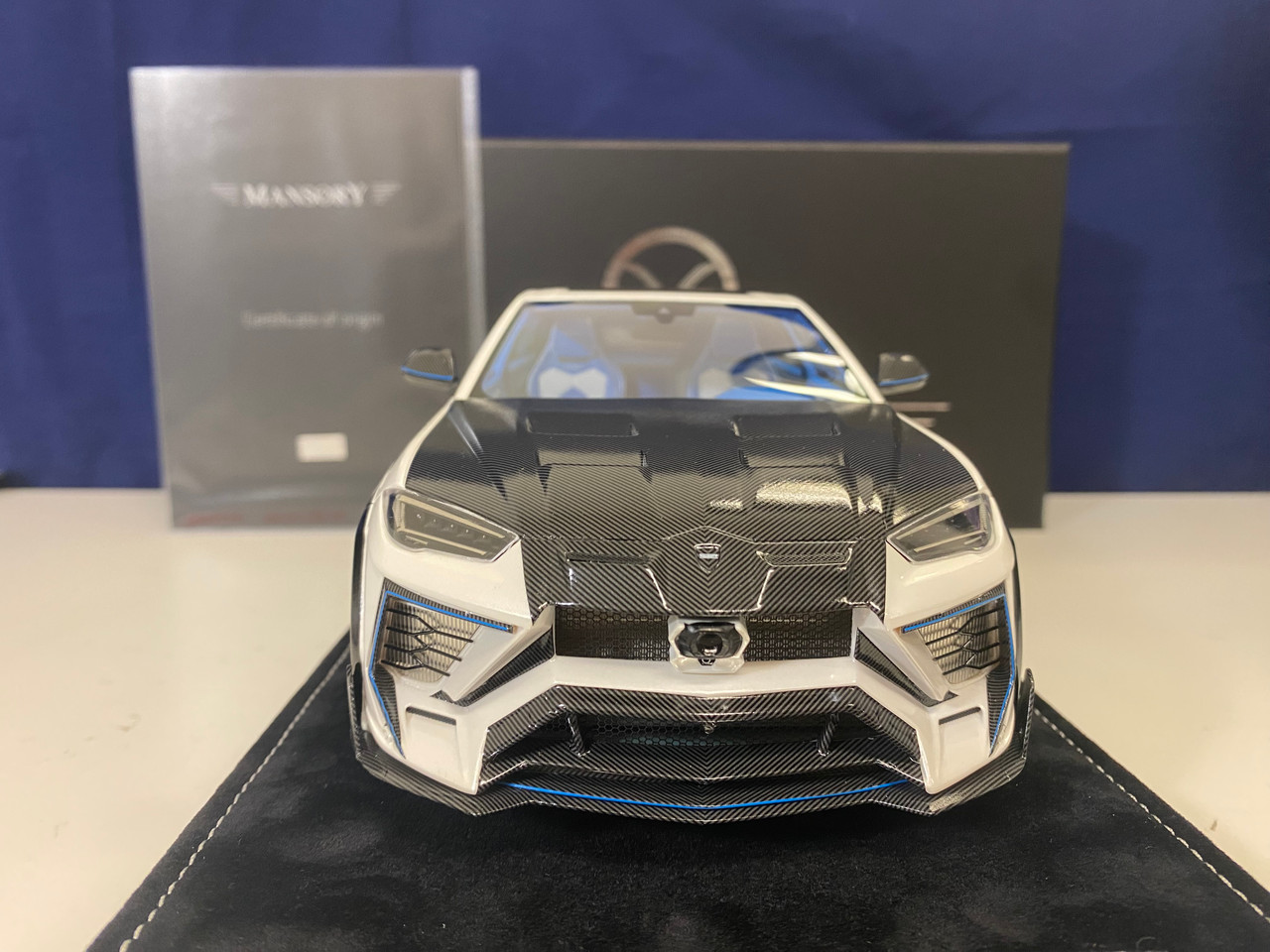 1/18 Timothy & Pierre TP Mansory Lamborghini Venatus Urus (White with Carbon Hood) Resin Car Model Limited 39 Pieces