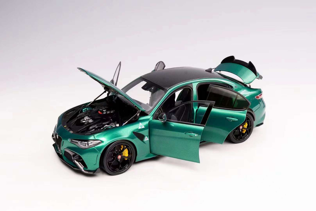 1/18 Motorhelix Alfa Romeo GTA (Montreal Green) Diecast Car Model with Extra Engine Limited