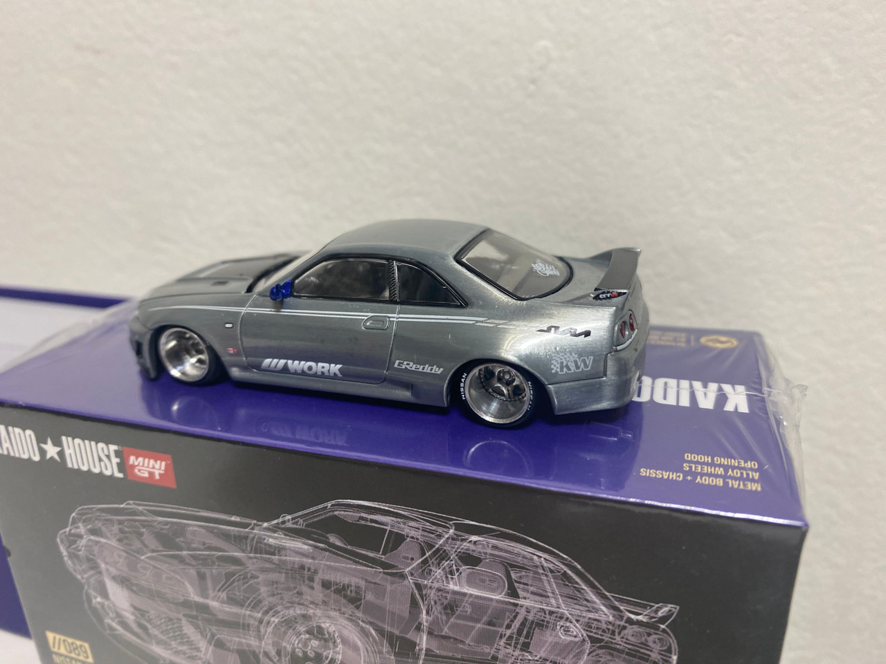 MINIGT 街道ハウス　 NISSAN SKYLINE GT-R チェイス CHASE ! Mini GT x Kaido House 1:64 Nissan GT-R (R33) HKS V1