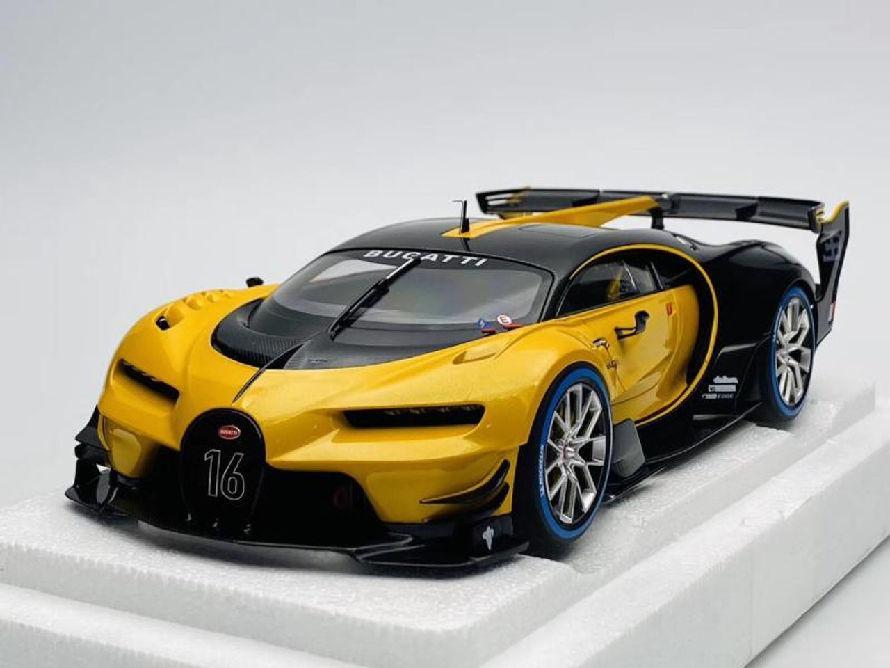 1/18 AUTOart Bugatti Chiron Vision GT (Yellow / Black