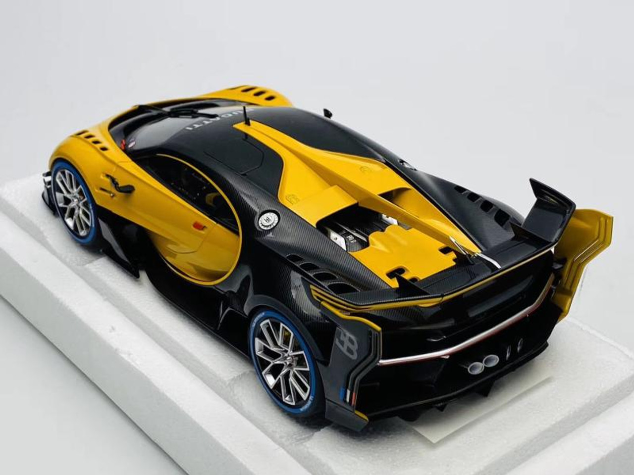 1/18 AUTOart Bugatti Chiron Vision GT (Yellow / Black) Diecast Car Model 70989