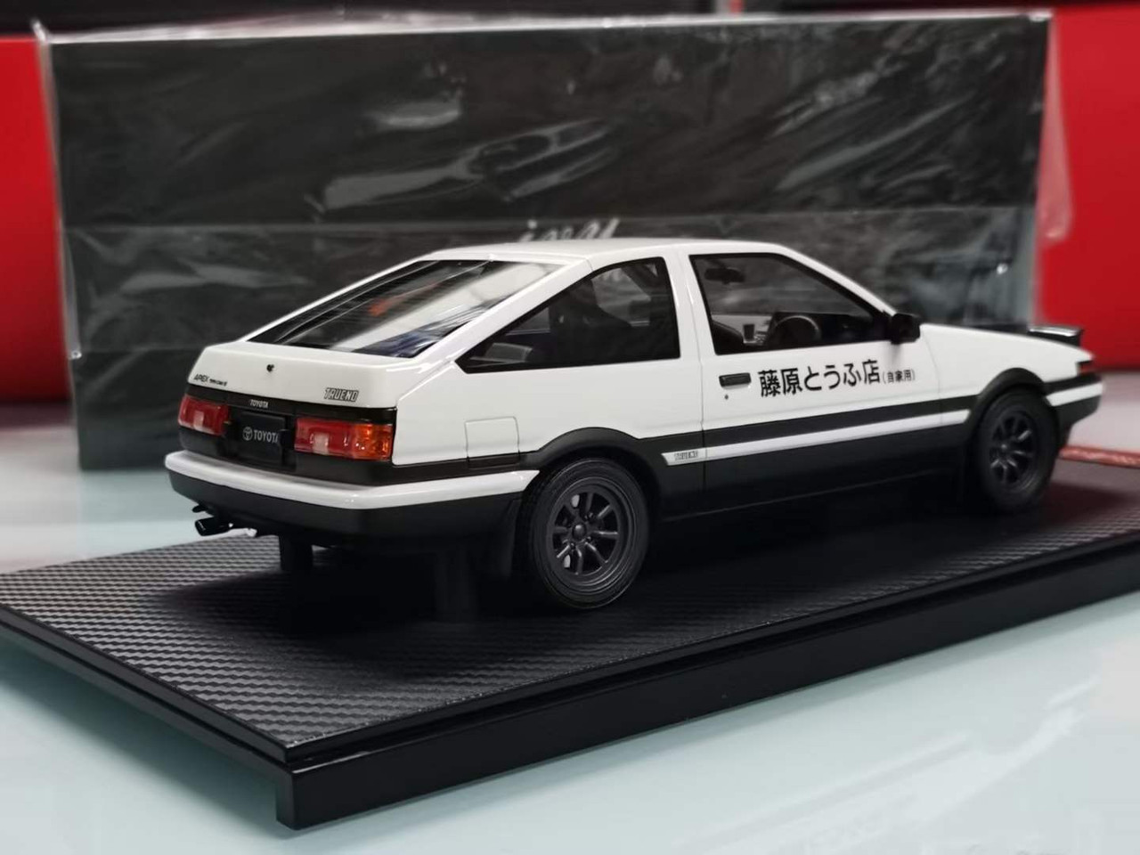 1/18 Ivy Toyota Sprinter Trueno AE86 Initial D (White with Black Hood) Resin Car Model