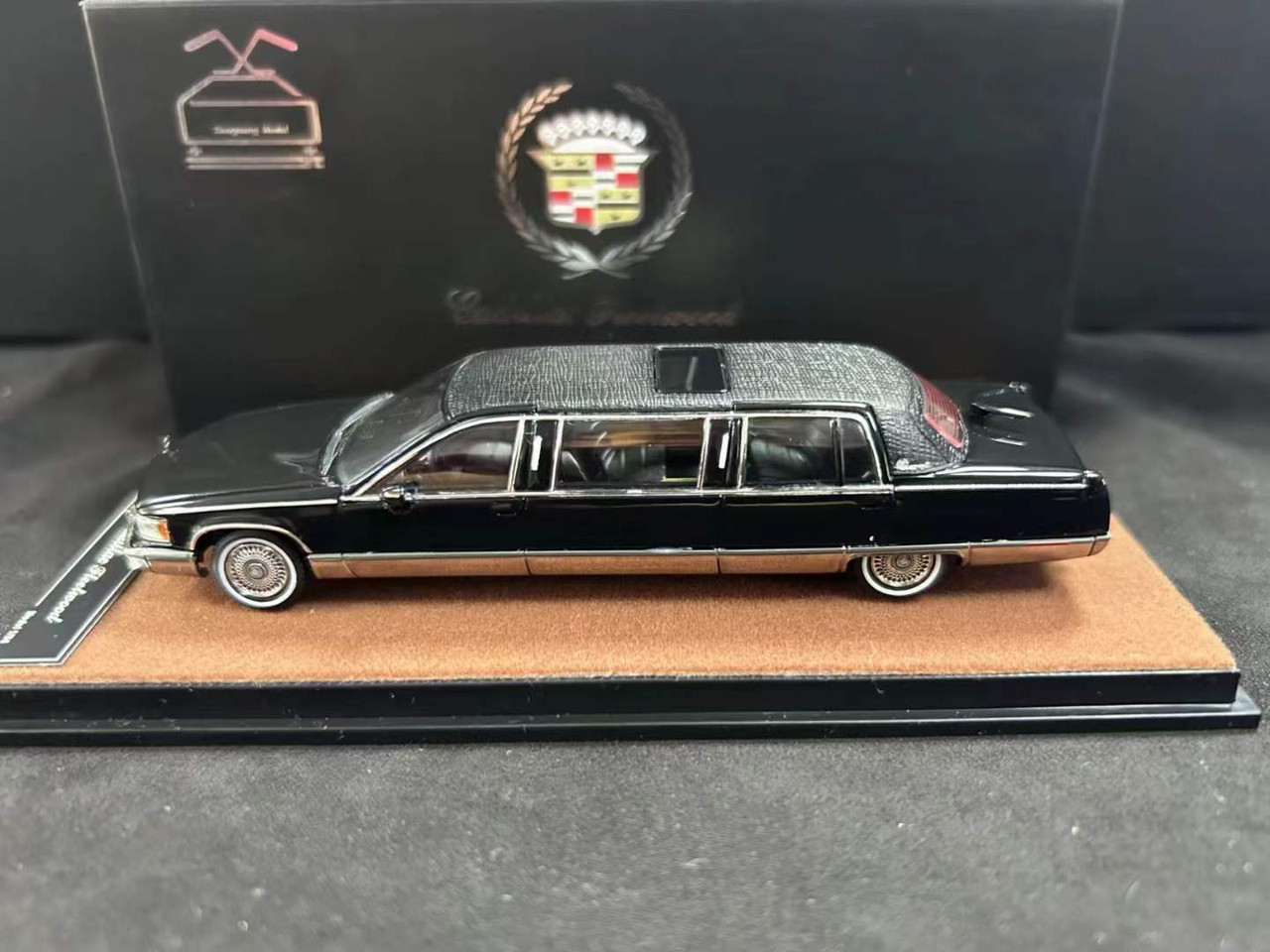 1/64 Dealer Edition 1992-1994 Cadillac Fleetwood Limousine (Black) Diecast Car Model