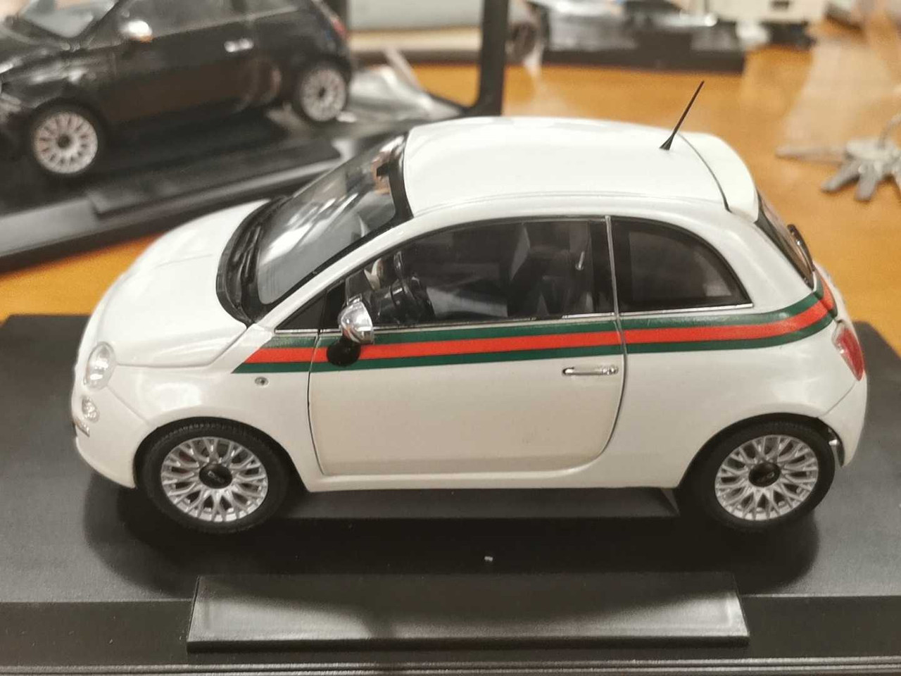 1/18 Norev Gucci Fiat 500 500c (White w/ Stripes) Fully Open