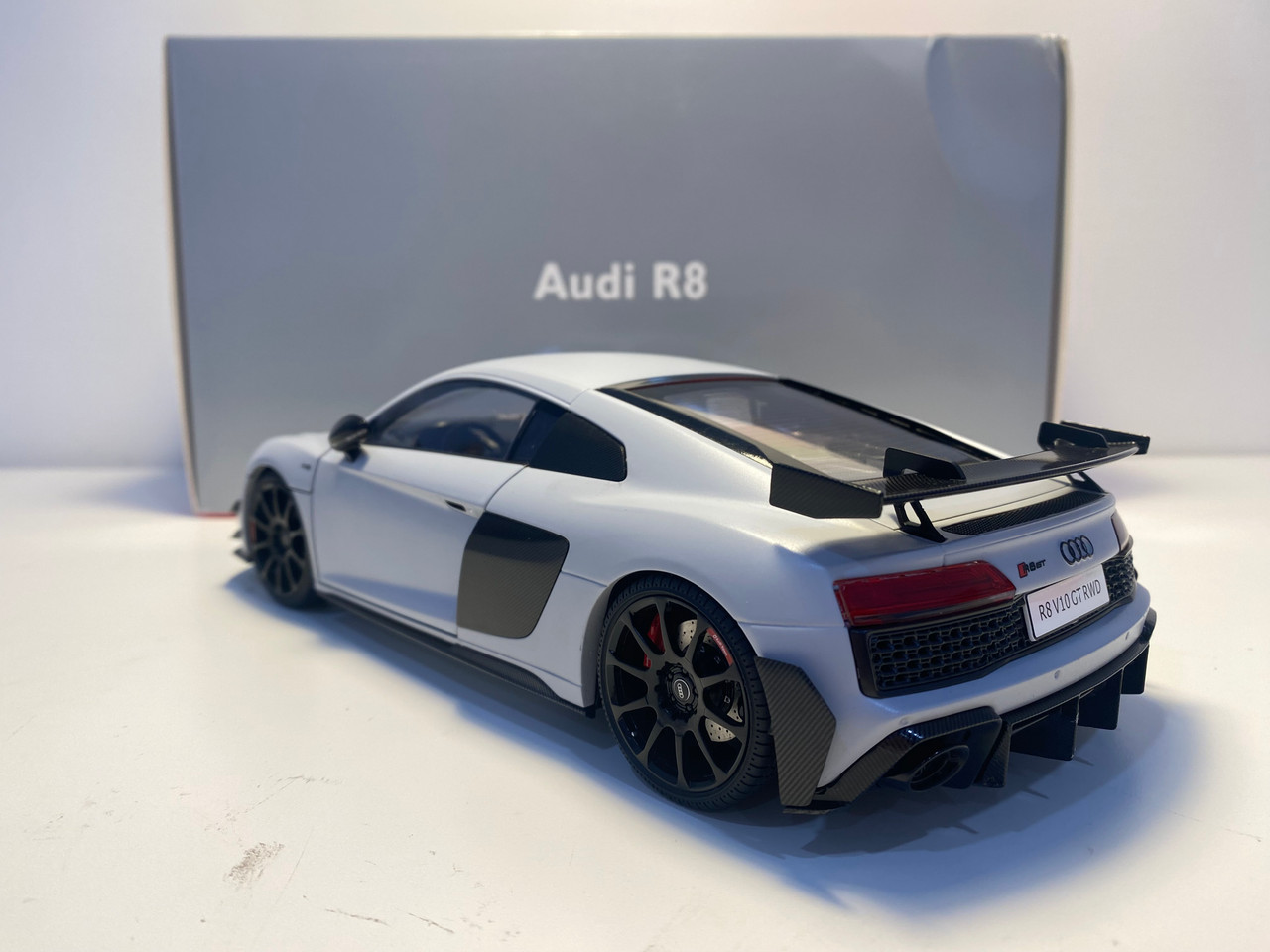 1/18 Kengfai 2021 Audi R8 GT (Off White / Light Grey) Diecast Car