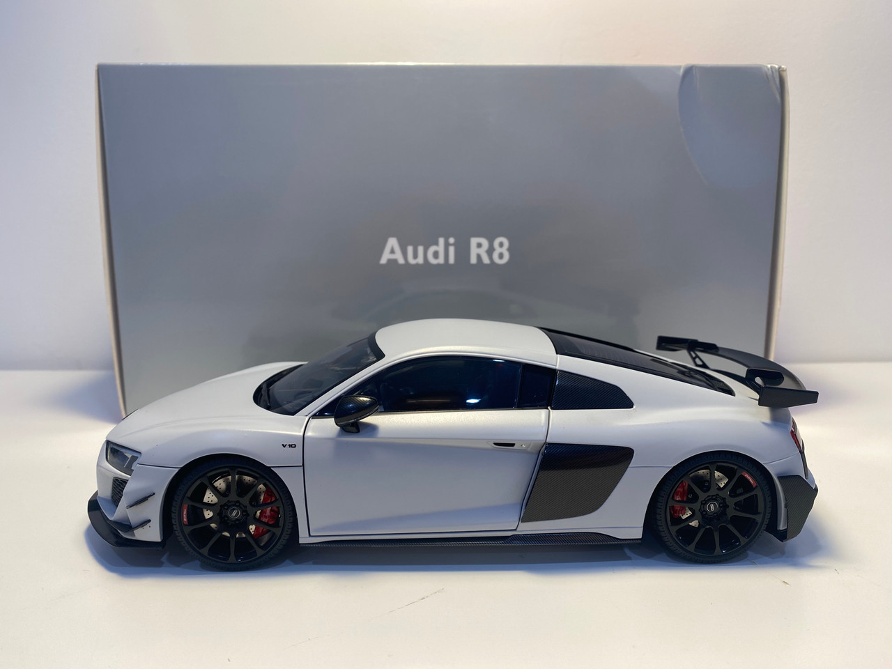 1/18 Kengfai 2021 Audi R8 GT (Off White / Light Grey) Diecast Car