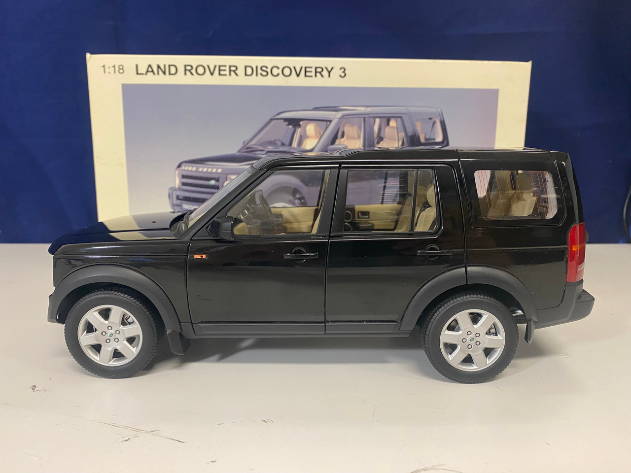 DAMAGED AS-IS 1/18 AUTOart 2005 Land Rover Discovery 3 (Black) Diecast Car Model