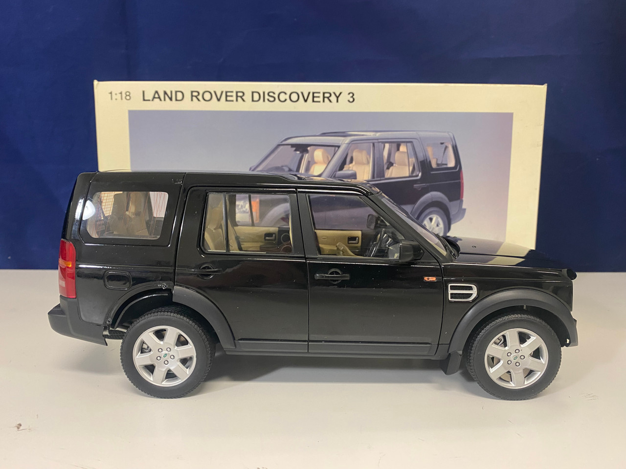 DAMAGED AS-IS 1/18 AUTOart 2005 Land Rover Discovery 3 (Black) Diecast Car Model