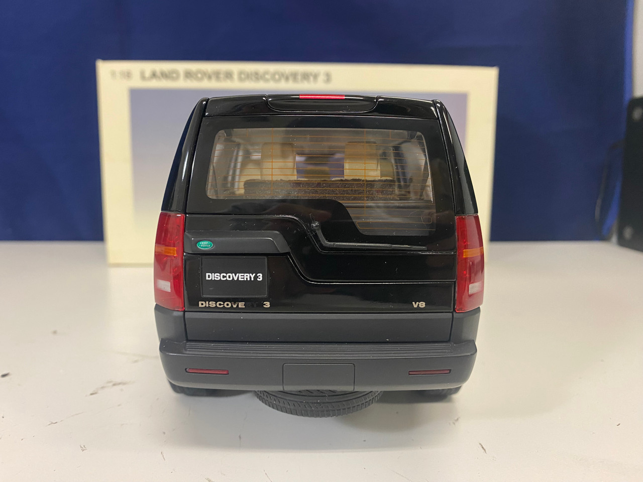 DAMAGED AS-IS 1/18 AUTOart 2005 Land Rover Discovery 3 (Black) Diecast Car Model
