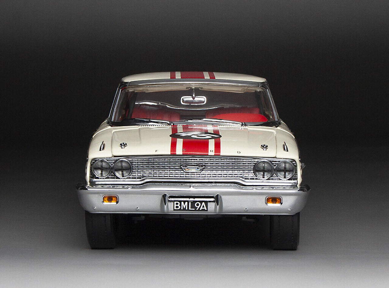 1/18 Sunstar 1963 Ford Galaxie 500/XL #45 British Saloon Car Championship Diecast Car Model