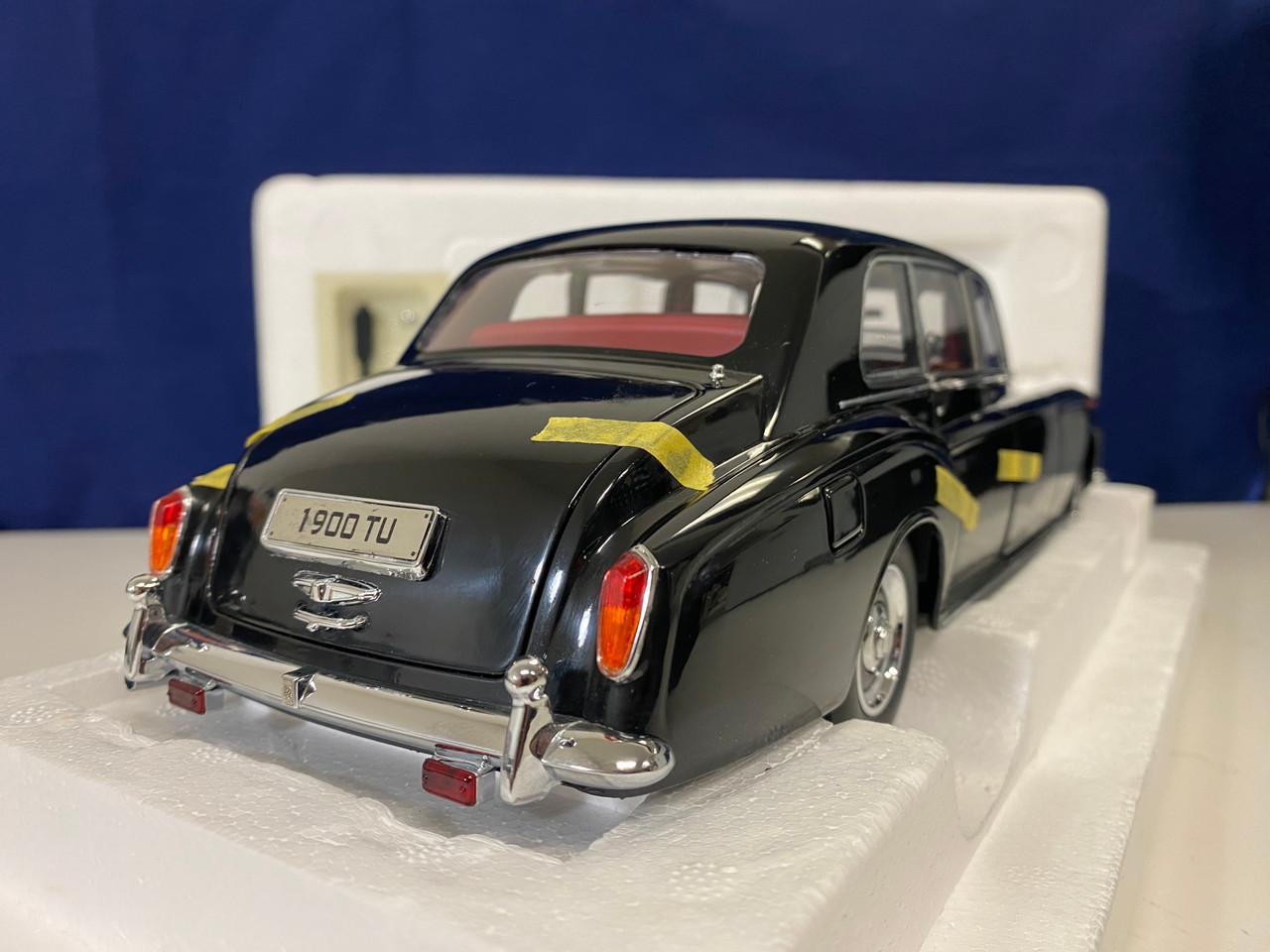 1/18 Dealer Edition 1968-1990 Rolls-Royce Phantom VI Hardtop (Black) Diecast Car Model (NO Color Box)