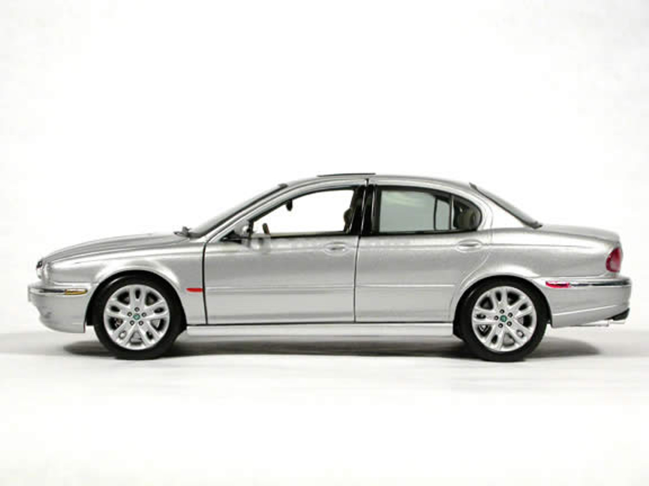 1/18 Maisto 2001 Jaguar X-Type (Silver) Diecast Car Model