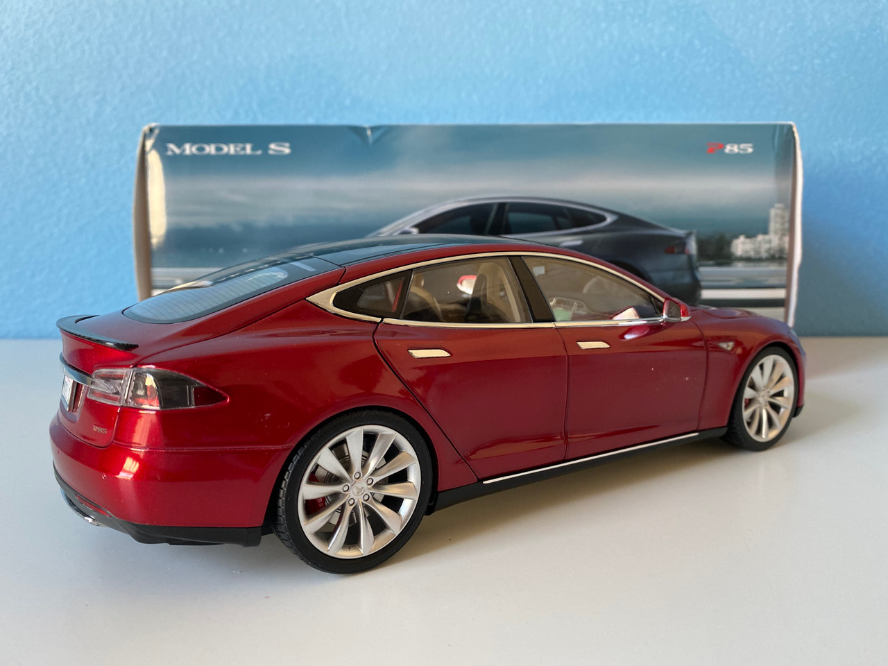 1/18 Official Dealer Edition Tesla Model S P85 (Red