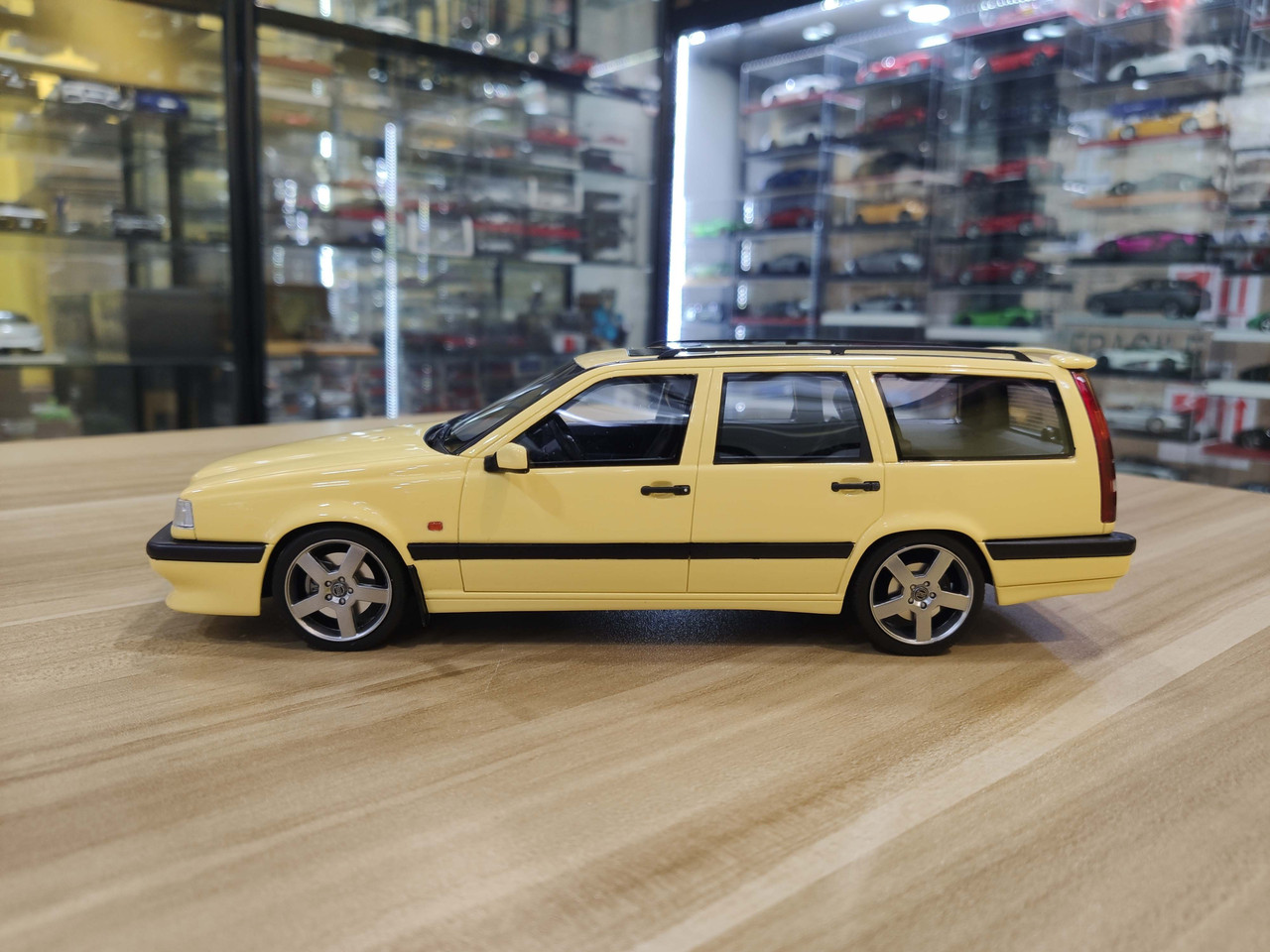 1/18 AUTOart VOLVO 850 BTCC 1995 #15 難有り - ミニカー