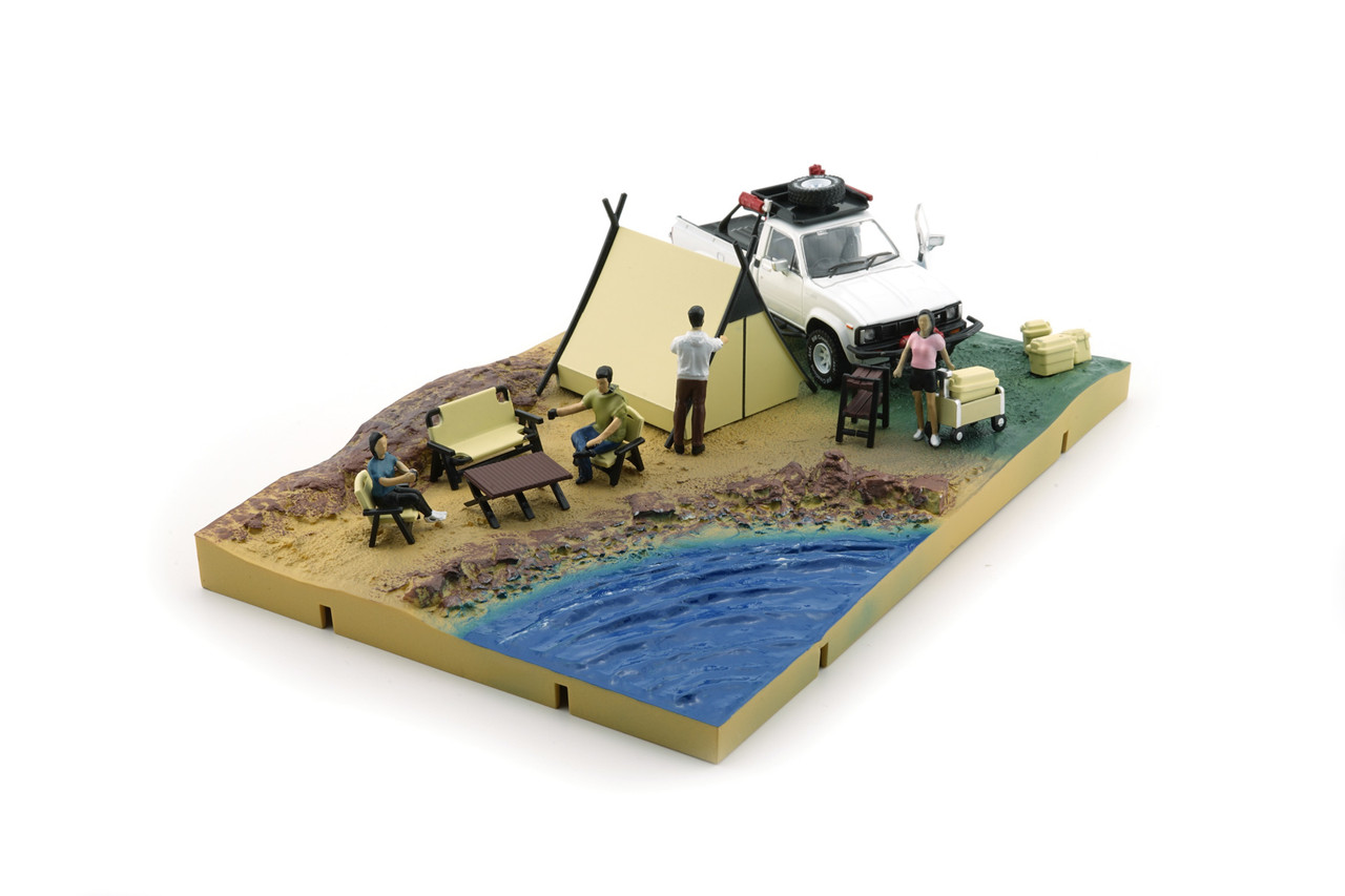 1/64 BM 1980 Toyota Hilux N60, N70 (With) & Camp Diorama