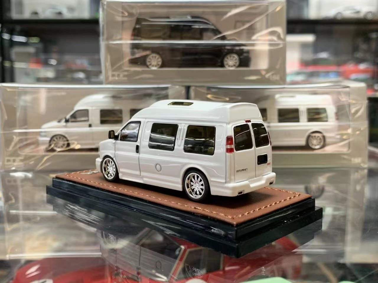 1/64 GOC GMC Savana (White) Diecast Car Model - LIVECARMODEL.com