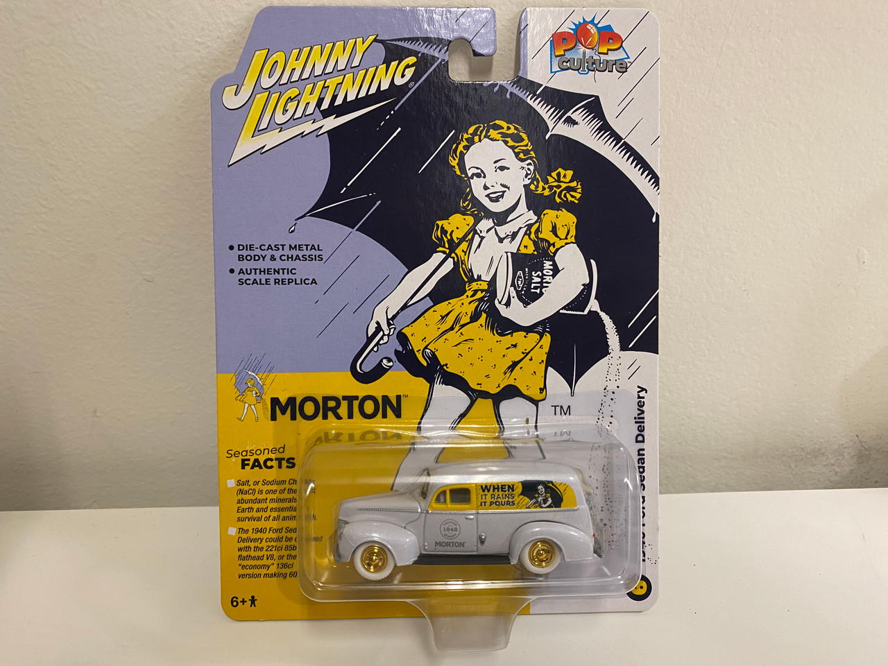 CHASE CAR 1/64 Johnny Lightning 1940 Ford Sedan Delivery (White