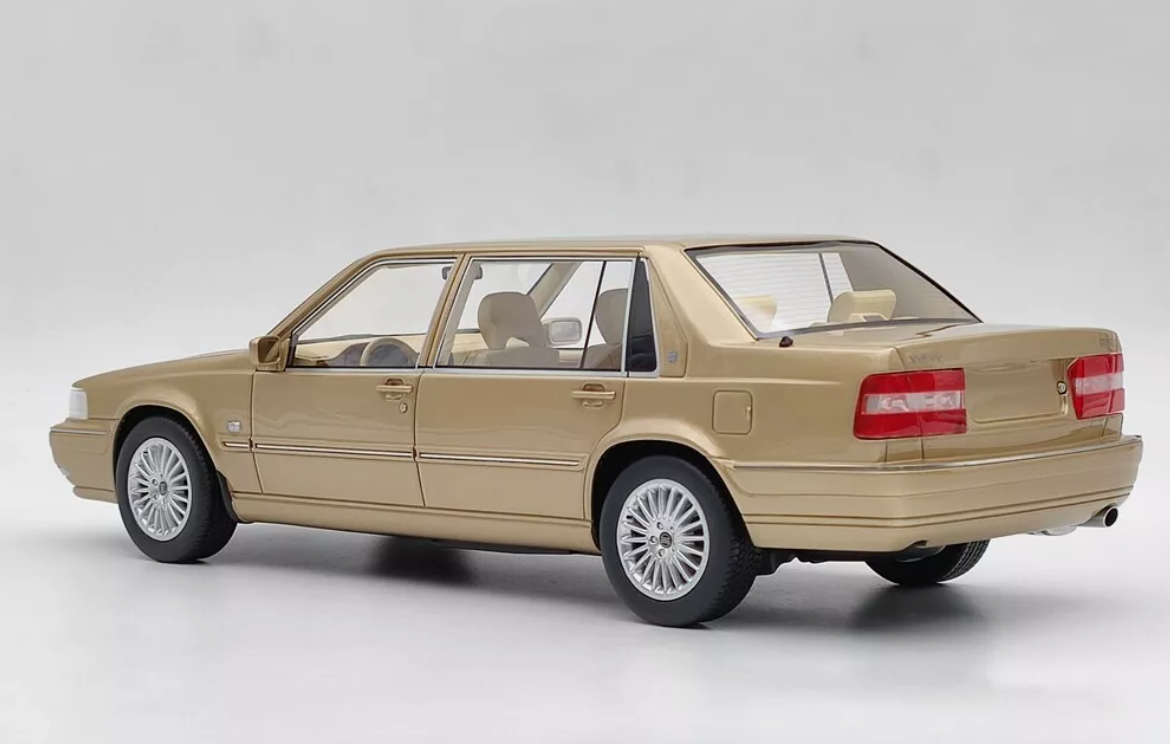 DNA Modello Volvo S90 Royal Level 3 1998 &ndash; Scala 1:18 &ndash; Colore Viola Edizione Limitata DNA000089