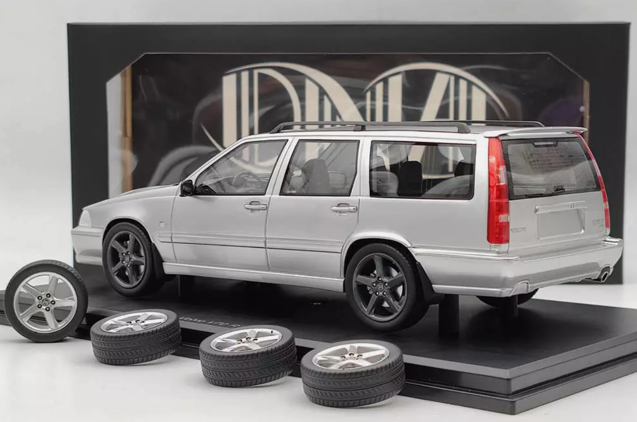 ミニカー Volvo V70 R 1/18 1/18 DNA 1998 Volvo V70 R P80 (Silver) Car Model