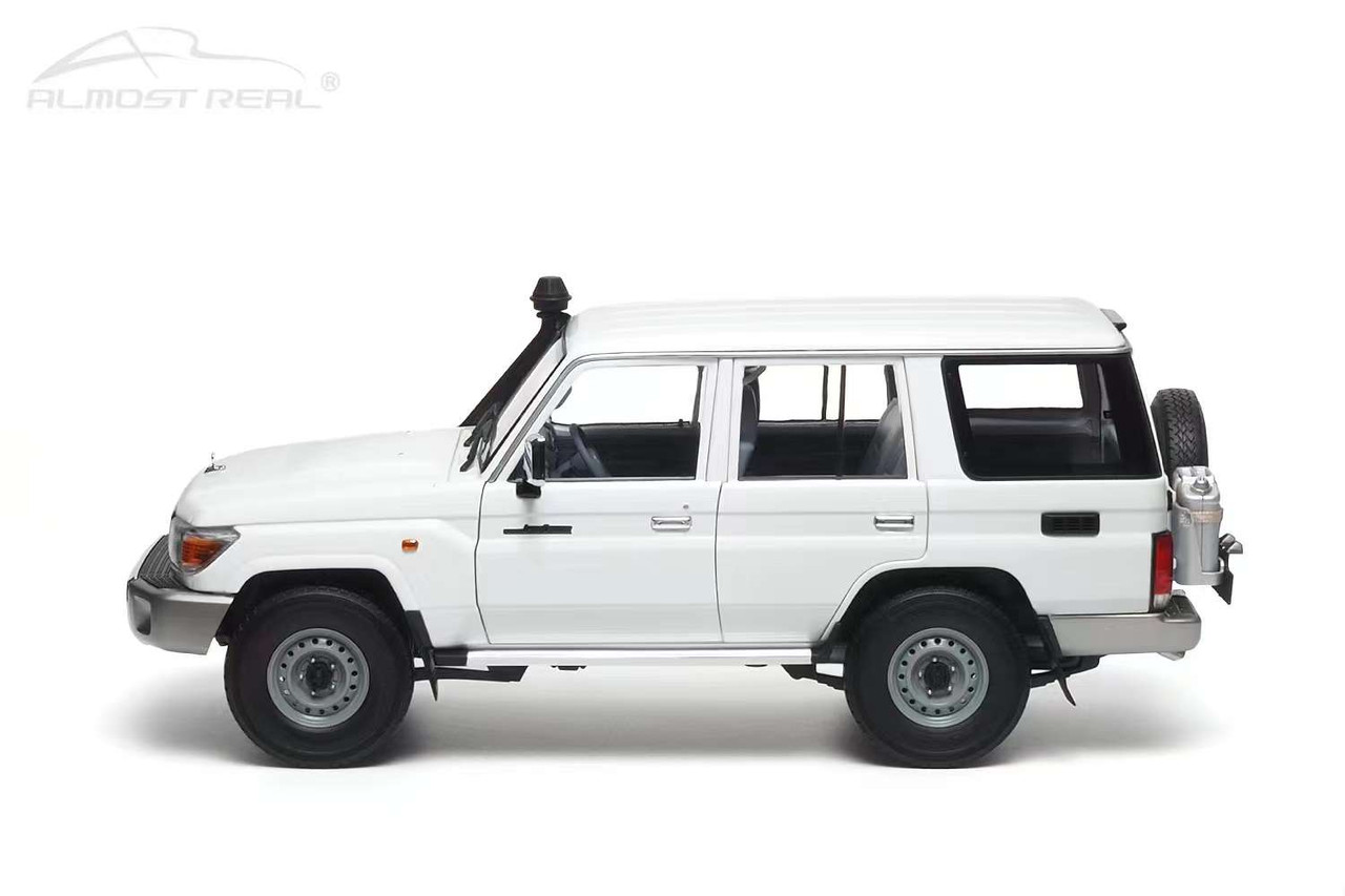 702-024 Almost Real 1/18 トヨタ ランド クルーザー 1/18 Almost Real 2017 Toyota Land Cruiser LC76 (White) Car Model