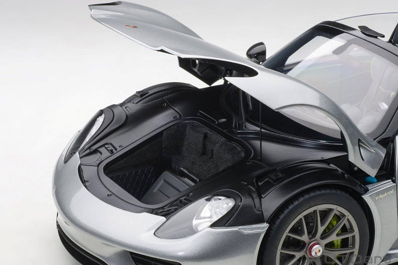 1/18 AUTOart Porsche 918 Spyder Weissach Package (Liquid Metal