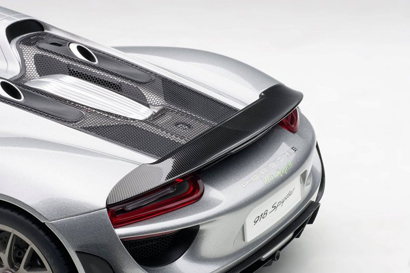 1/18 AUTOart Porsche 918 Spyder Weissach Package (Liquid Metal