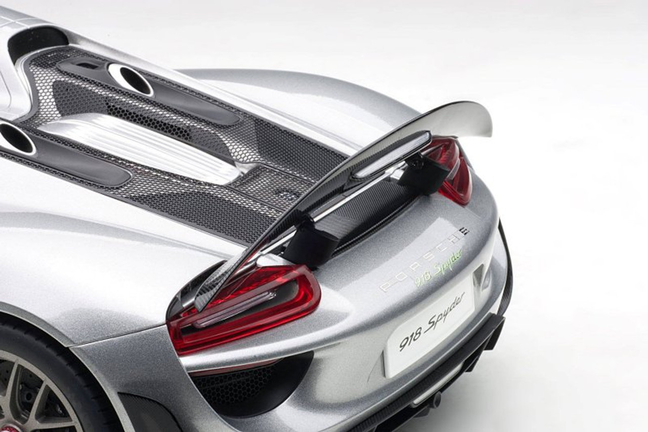 1/18 AUTOart Porsche 918 Spyder Weissach Package (Liquid
