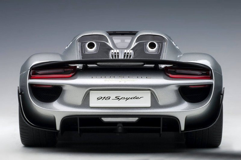 1/18 AUTOart Porsche 918 Spyder Weissach Package (Liquid Metal