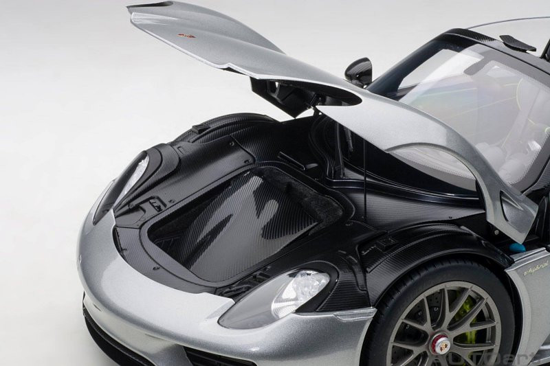 1/18 AUTOart Porsche 918 Spyder Weissach Package (Liquid Metal