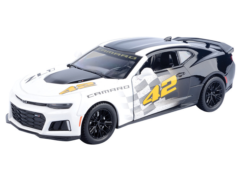 1/24 Motormax GT Racing 2017 Chevrolet Camaro ZL1 #42 (White