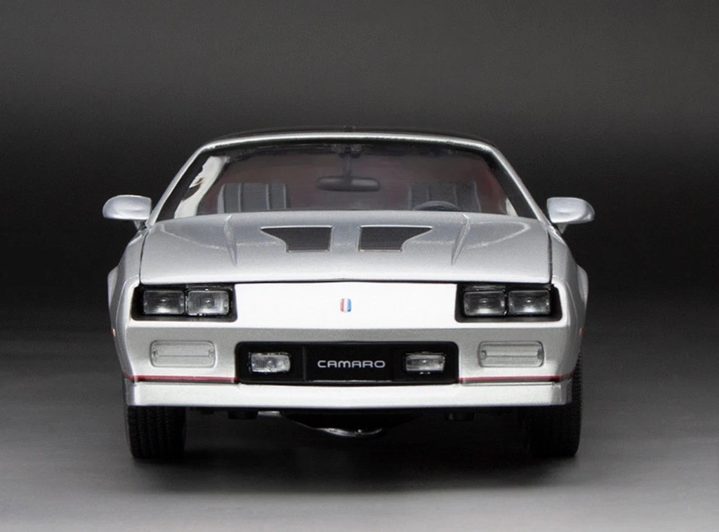 1/18 Sunstar 1985 Chevrolet Camaro IROC (Silver) Diecast Car Model