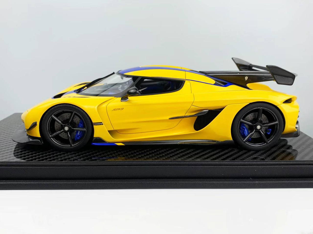 新品 FrontiArt ケーニグセグ jesko スウェーデンカラーミニカー 1/8 Frontiart Koenigsegg Jesko (Sweden Flag Yellow) Car