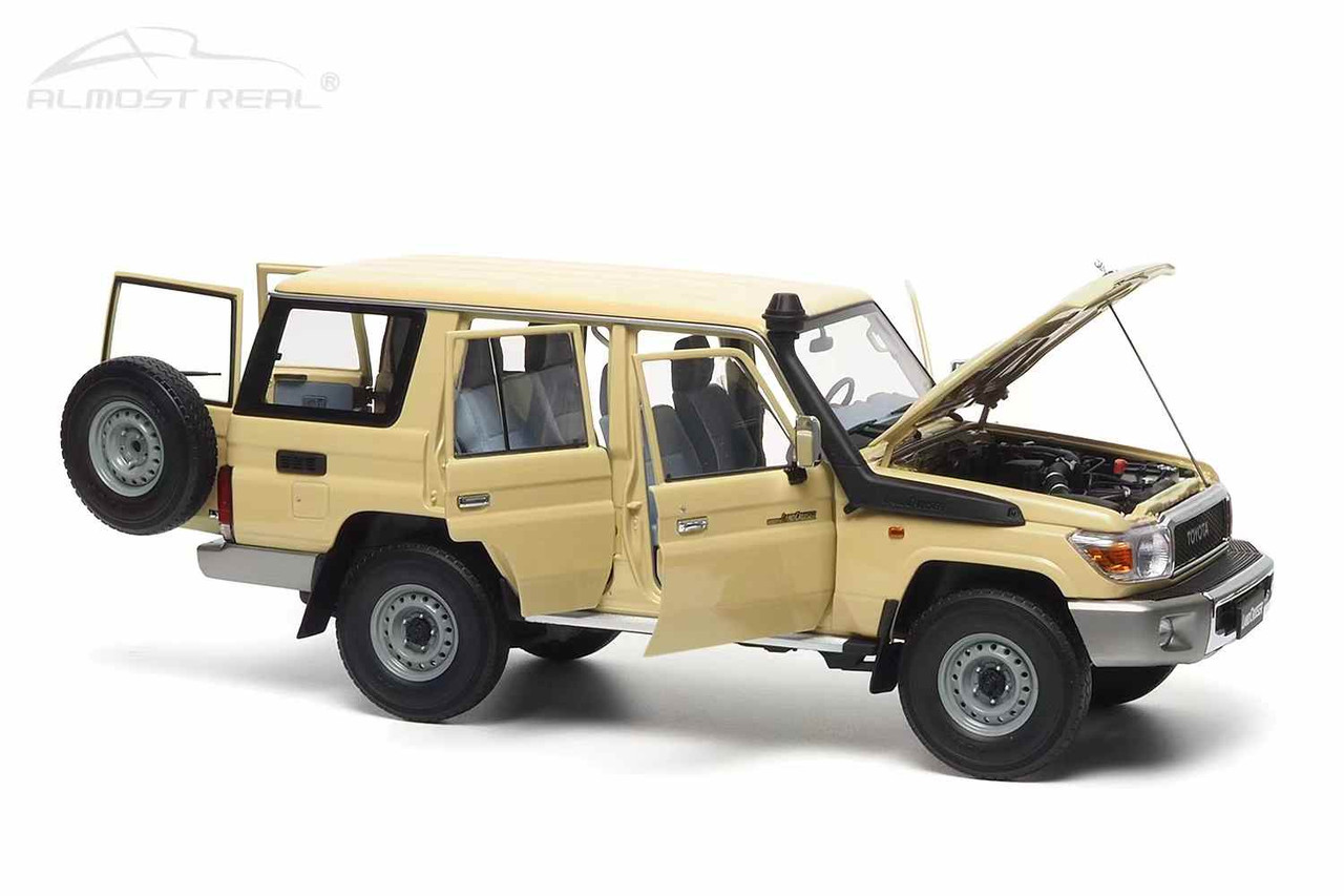 TOYOTA Land Cruiser LC76 1/18 スケールモデル 1/18 Almost Real 2017 Toyota Land Cruiser LC76 (Sand Yellow) Car