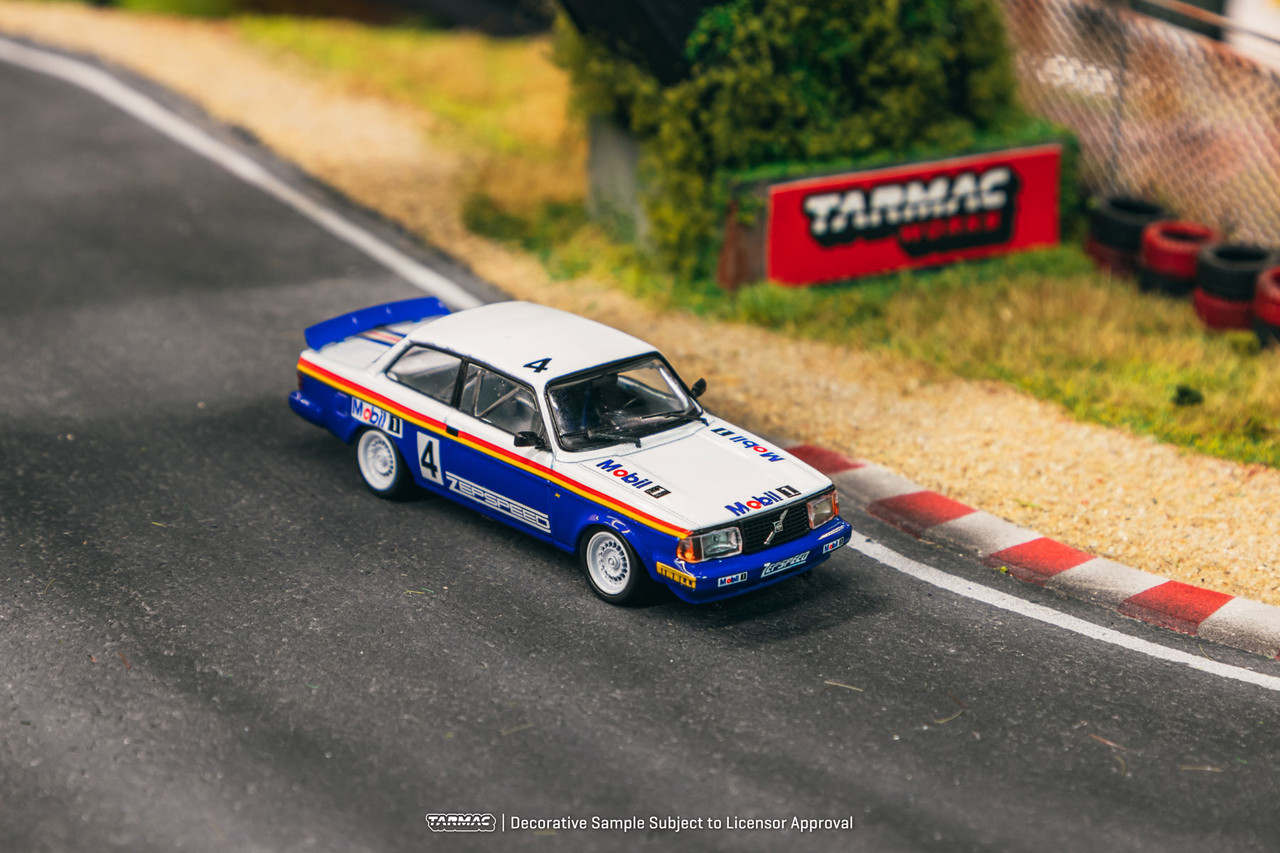IXOMODELS - Voiture de couleur rouge de 1987 - VOLVO 240 Turbo custom - 1/18 IXOMODELS - Voiture de couleur rouge de 1987 - VOLVO 240 Turbo custom - 1/18