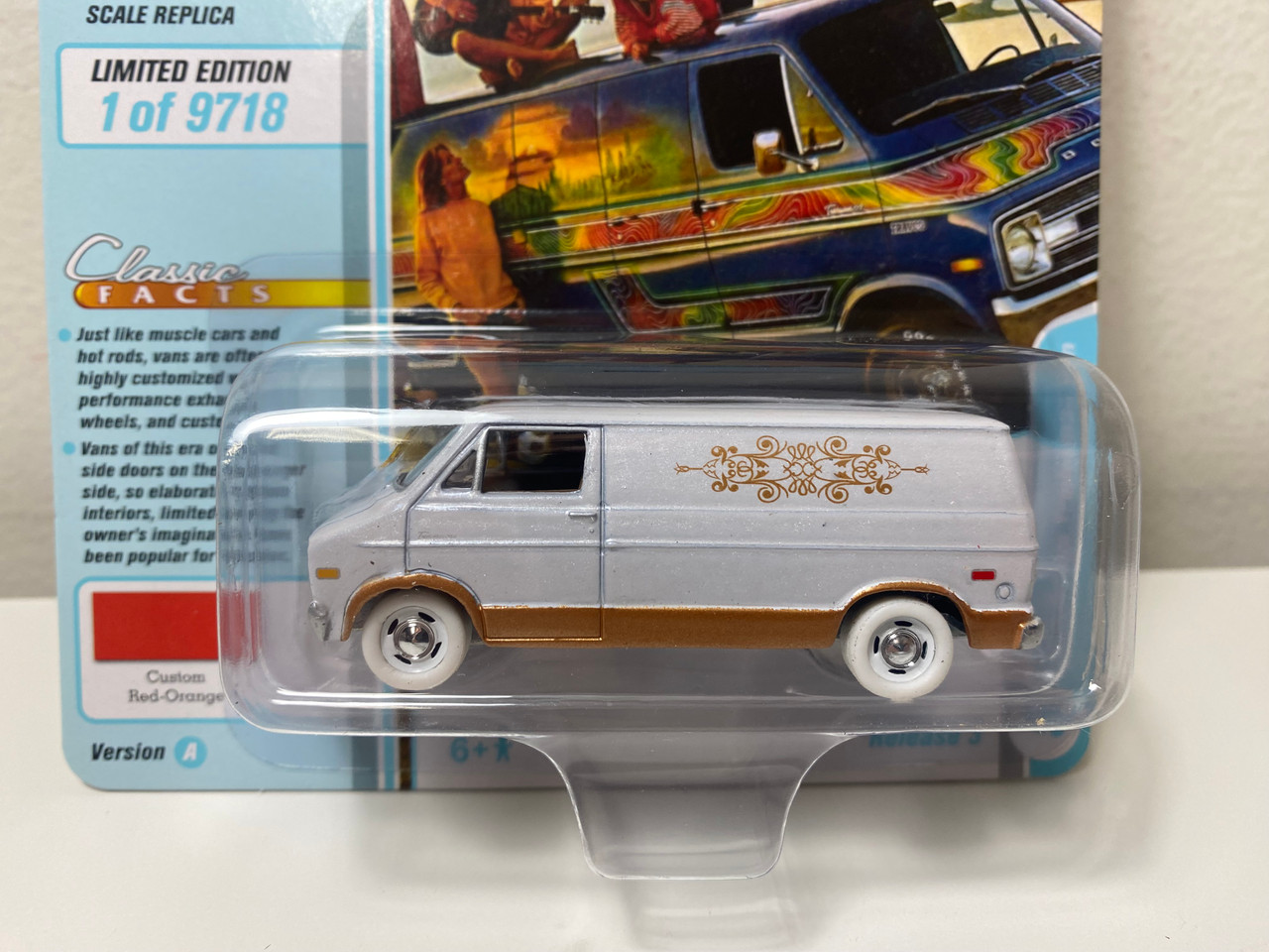 CHASE CAR 1/64 Johnny Lightning 1976 Dodge Tradesman Van