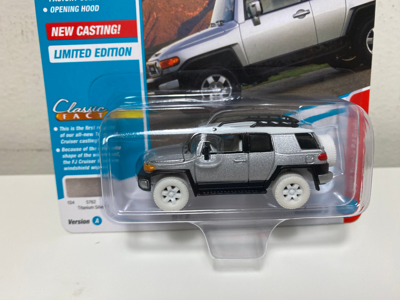 CHASE CAR 1/64 Johnny Lightning 2007 Toyota FJ Cruiser (Titanium Silver Metallic with White Top and Roofrack) Diecast Car Model