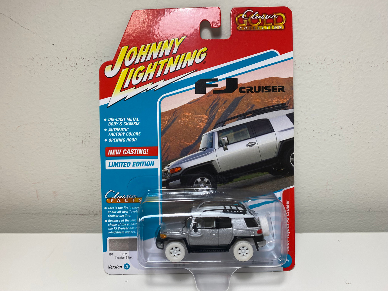 CHASE CAR 1/64 Johnny Lightning 2007 Toyota FJ Cruiser (Titanium Silver Metallic with White Top and Roofrack) Diecast Car Model