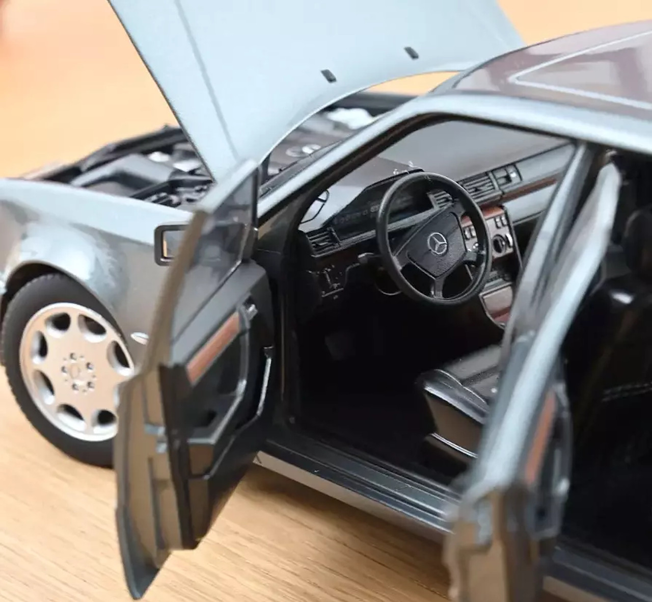 1/18 Norev 1990 Mercedes-Benz E-Class 500E W124 (Pearl Grey