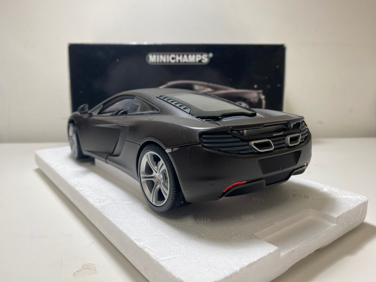 MINOR DAMAGED DISPLAYED 1/18 Minichamps McLaren MP4-12C