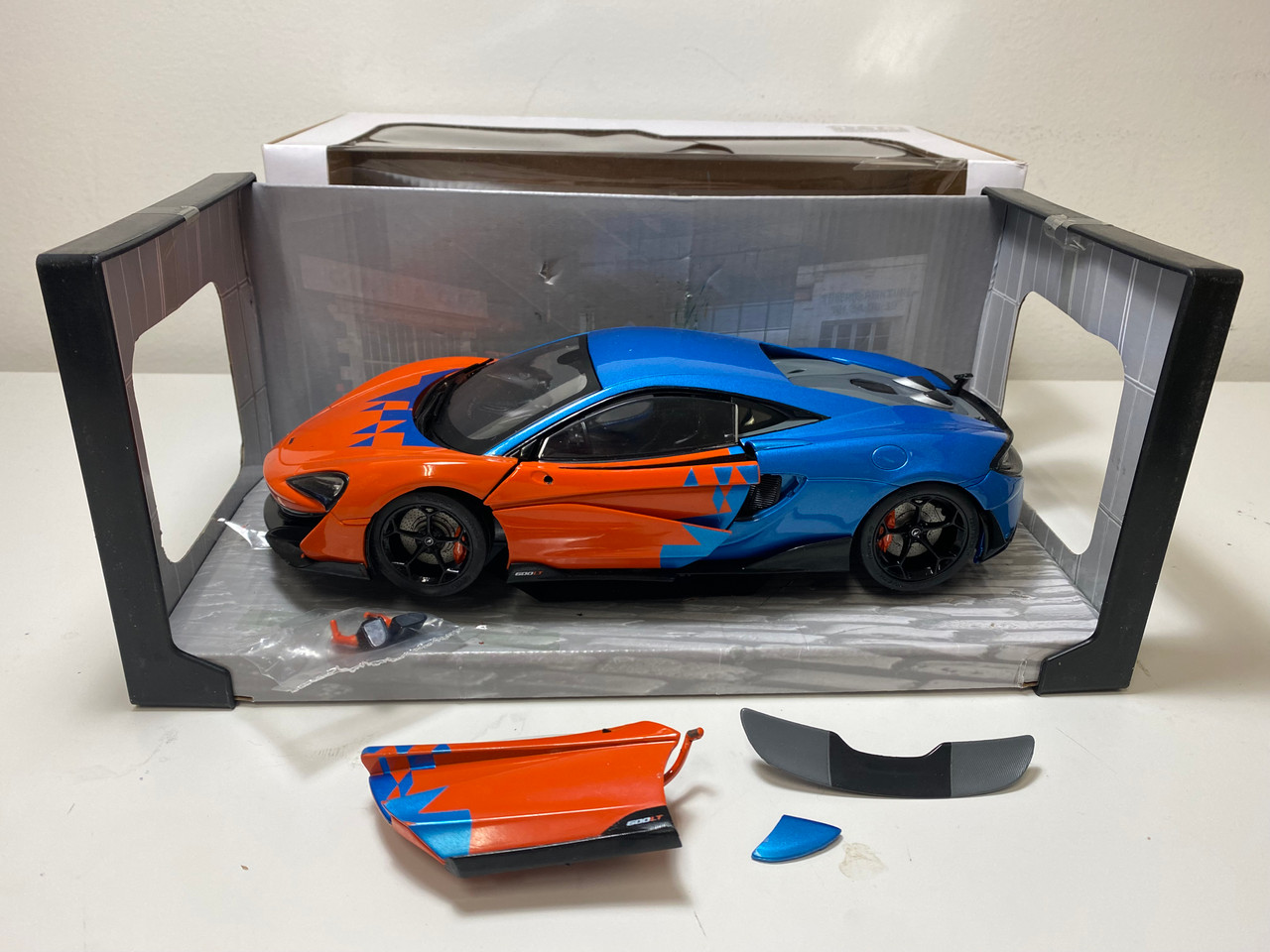 DAMAGED AS-IS 1/18 Solido McLaren 600LT F1 Tribute Livery (Blue
